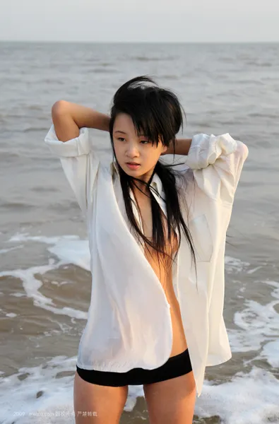 邓晶 Beautiful girl at the beach