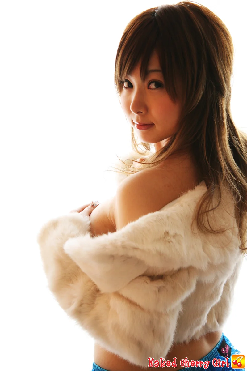 Hitomi Naked Cherry Girl larawan 32