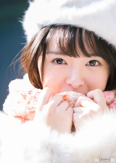 OGURA Yuna (小倉由菜) First Gravure