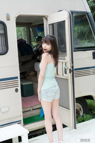 Page 3 | OOTORI Kaname (凰かなめ) First Gravure