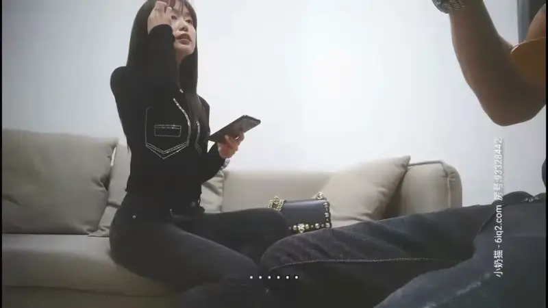 Part 1 of the squirting girl. Squirting fiercely with high heels on the sofa. Brother Duck has an eye-opening experience today.