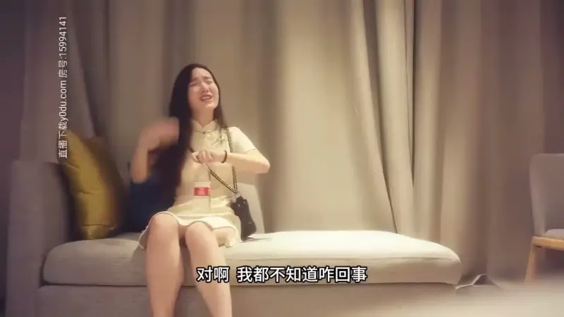 A good girl in white cheongsam, her skin is so white and tender that it seems to be glowing!