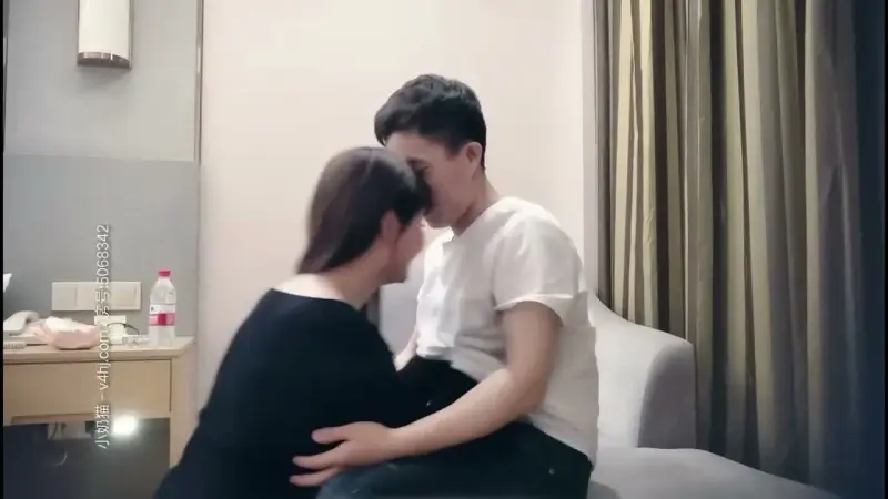 Air Liuhai wears black leather clothes, and my sister has some good oral skills!