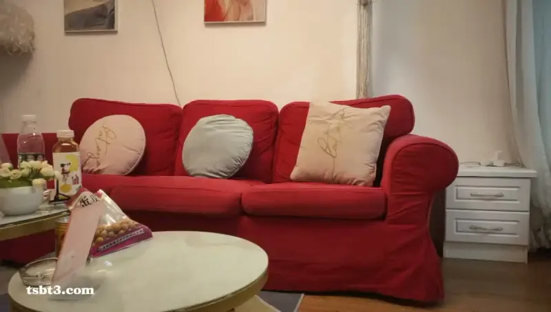 An extremely horny date with a sexy mature woman with beautiful glasses. She knelt down and sucked the dick hard with a slutty look on her face. She fucked her big ass hard from behind.