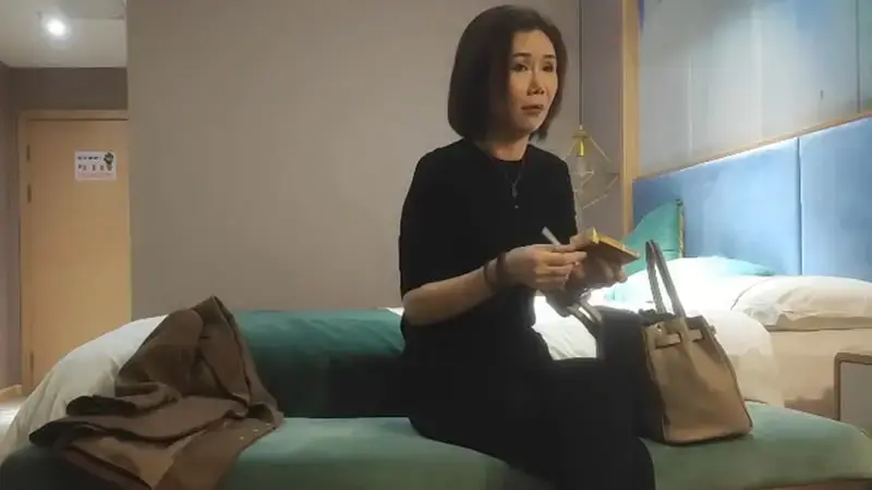 Short haired housewife hot milf