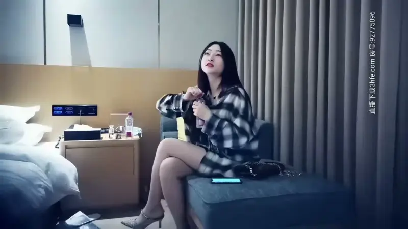 A busty girl in a plaid shirt, with a gentle and charming lolita voice, it feels so good to fuck