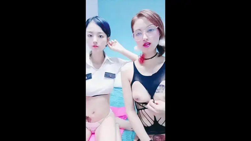 Mother trains her daughter to show her full face in a passionate show