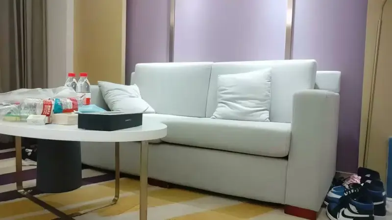 Gadis kecil dengan kepala bulat