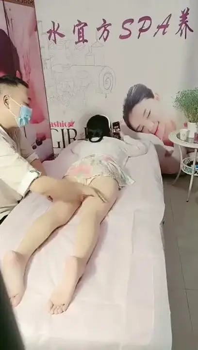 The uncle of Shui Yifang Health Center tricked a young woman in a short skirt into having passionate sex. The tattoos on her breasts are so sexy. He kneaded her hot tits, lifted her panties and touched her pussy. All kinds of sex.