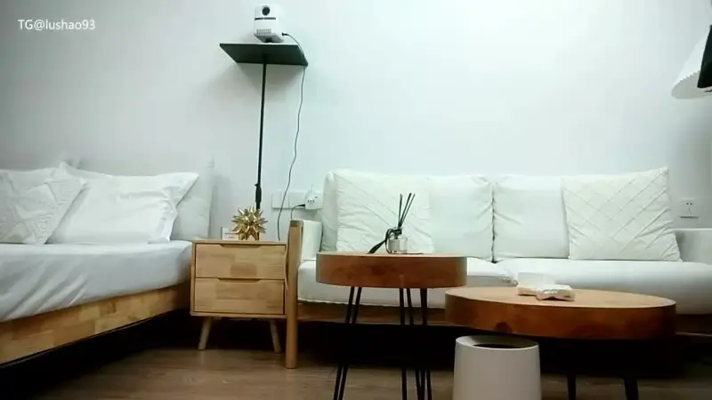 Hari ini aku ingin membahagiakan adikku juga. Saya berkencan dengan istri centil. Dia memiliki stoking hitam, sepatu hak tinggi dan kaki panjang. Dia mengerang begitu keras sehingga dia tidak bisa menahannya lagi.