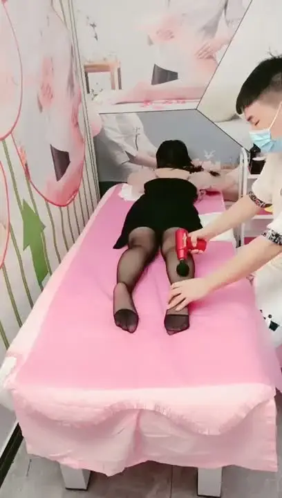 The beautiful woman was forced to orgasm. The young woman’s pussy was soaked by the young man’s top-notch massage techniques. The big cock was decisively inserted into multiple positions and ravaged her pussy. It was really exciting.