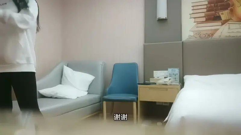 Wearing high heels with over-the-knee stockings, Li Ge transforms into a gynecologist!