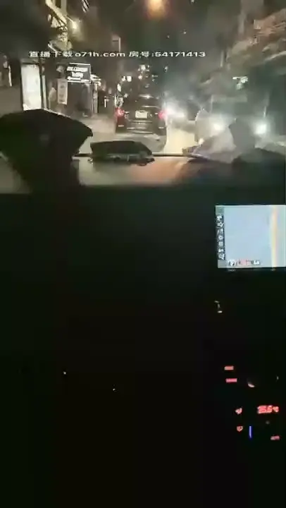 胖导演约了个高顏值黑裙泰国妹子