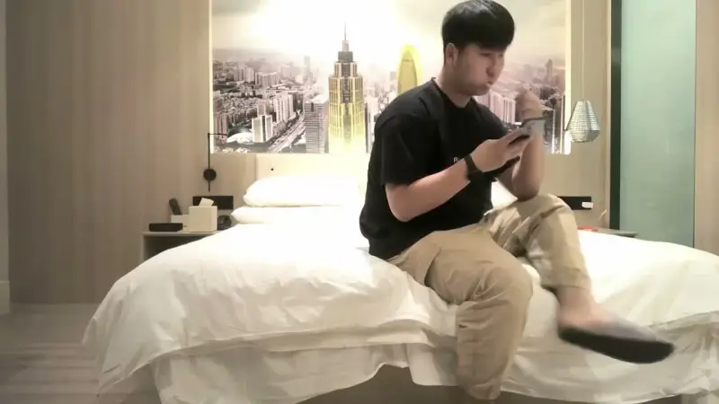 Young white-collar woman, anxious to leave, left Xiaobao without a condom, almost creampie