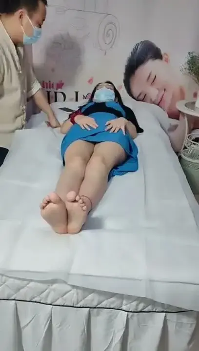 The uncle of Shui Yifang SPA fooled a good-looking young woman into having passionate sex. He rubbed her breasts, fingered her pussy, took off her underwear, and fucked her hard. He fucked her in various positions and made her slut orgasm and convulse.
