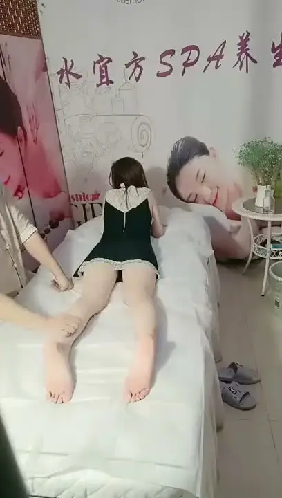 Uncle Shui Yifang tricks the young woman into having passionate sex, giving her a full-body essential oil massage in the SPA. He plays with the young woman with all kinds of thrusts and sex, and makes lewd words to stimulate constant orgasms.