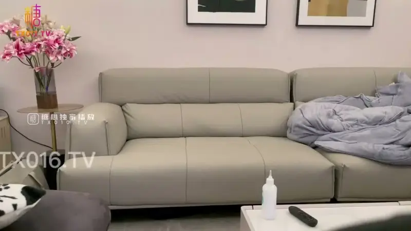 Caught Sister Baisi secretly masturbating