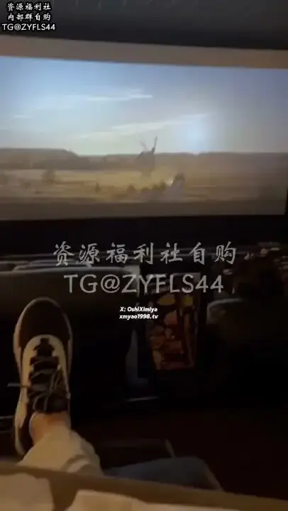 Exposed in the theater. I watched and played until I couldn't stop. Finally, it ended with a blowjob in the theater.