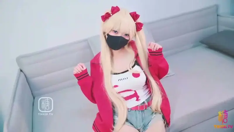 Qiuyue Aili squeezes semen from her mouth, thrusts into her pussy, shakes her butt and shakes her breasts, spitting out the semen