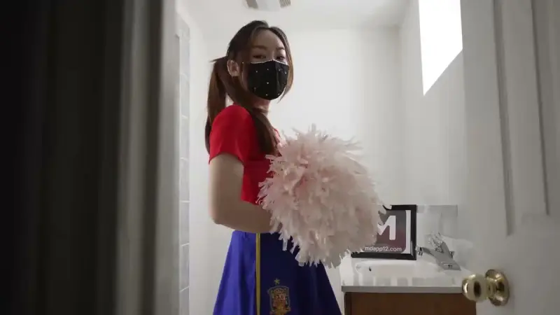 Multiple ejaculation: A fat-assed cheerleader was secretly filmed by her coach while masturbating in the toilet. She took the initiative to have sex and ejaculated twice in a row in order to delete the video!