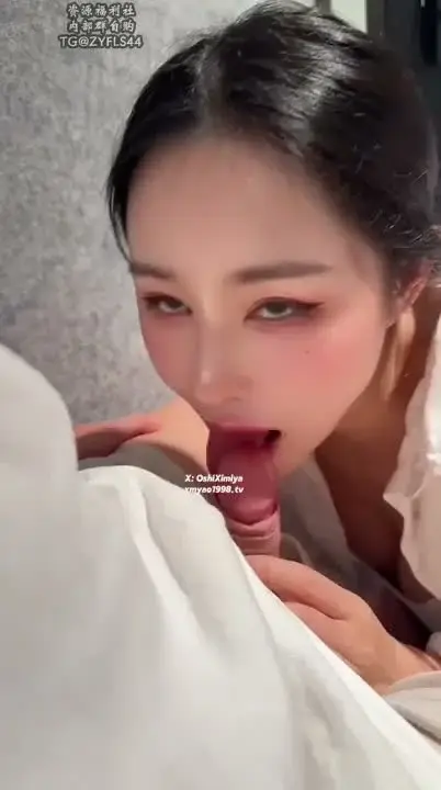 Oral sex and riding in the glass lounge of the shopping mall. Passersby were shocked when they watched. Later, they were penetrated from behind.