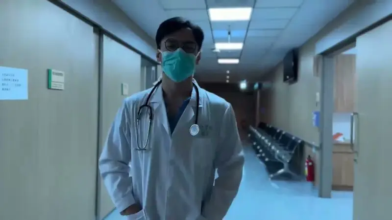 Male doctor offers to give female delivery boy a free physical examination