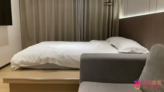 Ngayon ay nakipag-appointment ako sa isang batang babae na may napakagandang proporsyon ng katawan. Siya ay may kalabasa na katawan, slim bewang, slim chest, at mahahabang hita. Napakaamo din ng dalaga at may puting tigre na puke. Dinidiin niya ang kanyang mga binti at pinagmamasdan siya nang husto sa iba't ibang posisyon.