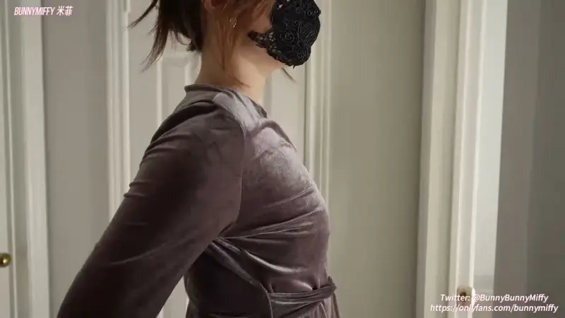 Lonely young housewife seduces decoration master