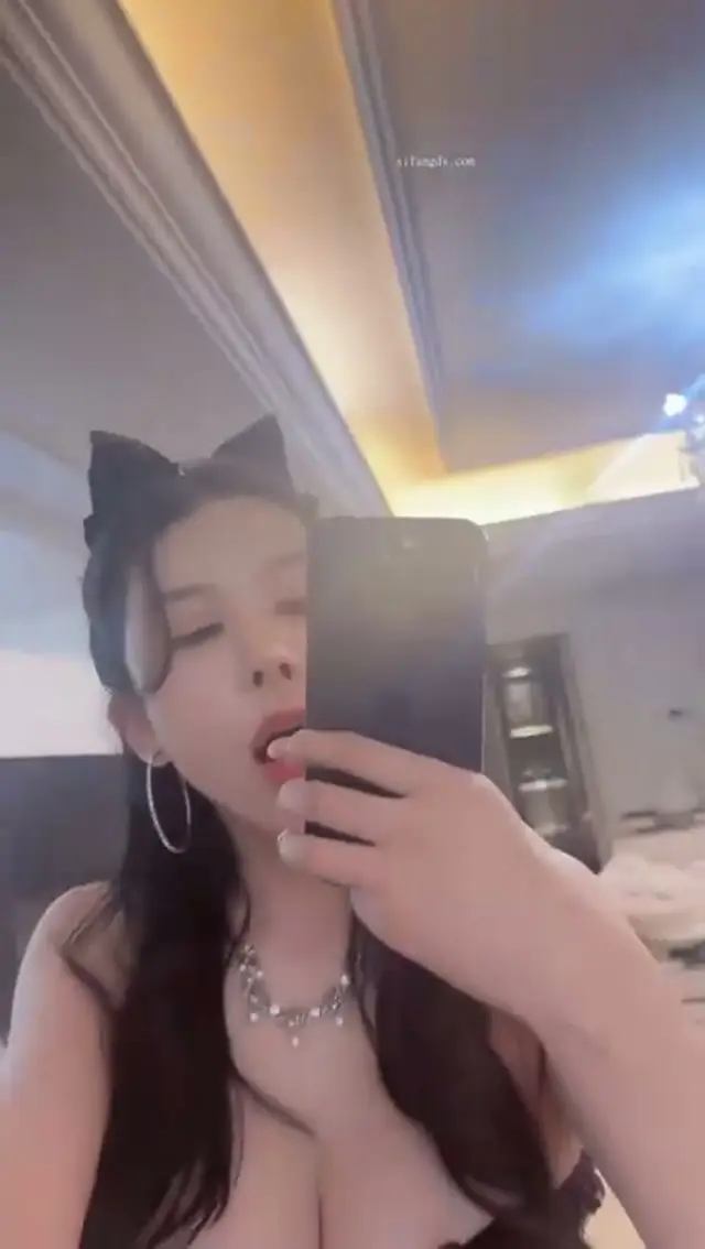 Li Lisa masturbates