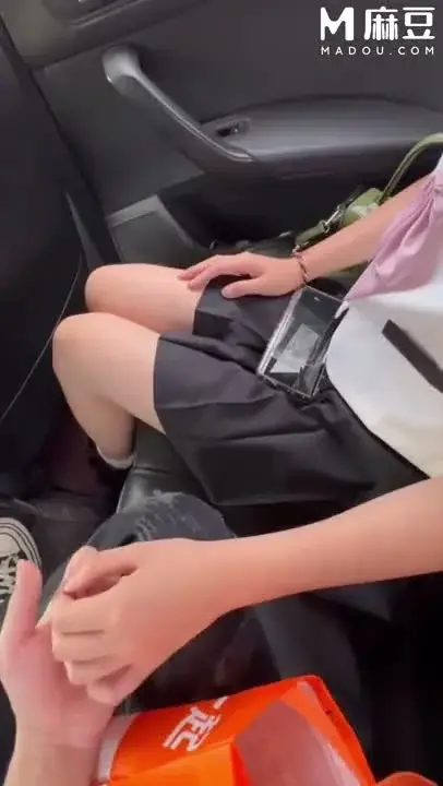 I drink milk tea with a classy school girl in a sailor uniform. I open a room with a sex toy and it makes her very itchy. The conversation is very interesting. I want to climax. I want to moan faster and forget myself.