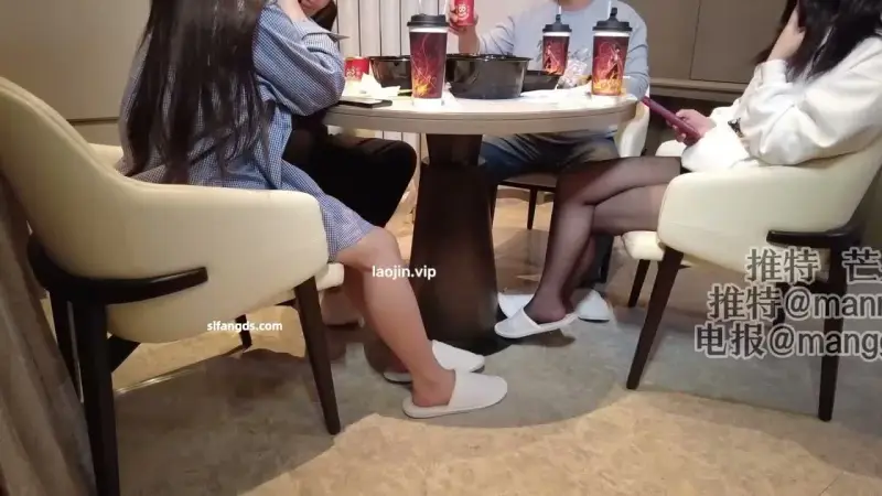 We met at a hot spring hotel. It was the first time for the wife of the other party to enjoy the excitement and joy of exchange, with constant orgasms.