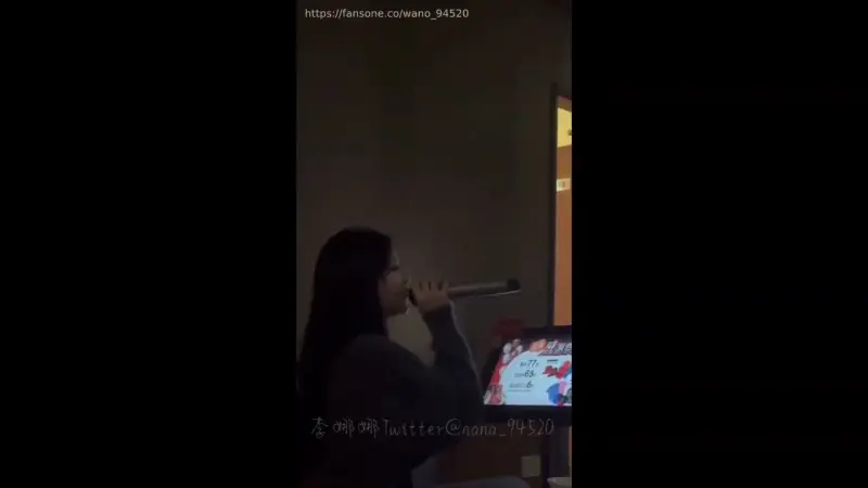 A drunken blowjob in a KTV box and a fierce sex fight in the toilet