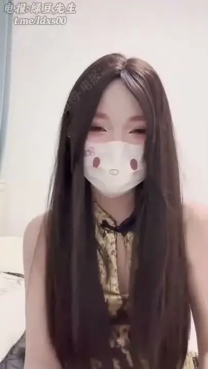 The older brother is beating the king, and the younger sister puts on a cheongsam and frantically extracts semen from her older brother, taking the initiative to spread her black stockings legs and get fucked