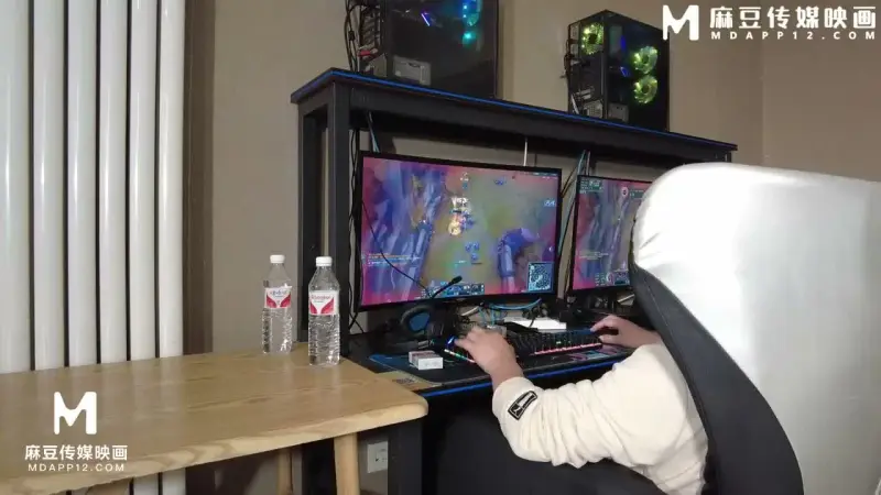 E-sports room game or married woman 3P orgy, with a good brother, pinching the fuck hole from front to back, taking turns to ejaculate