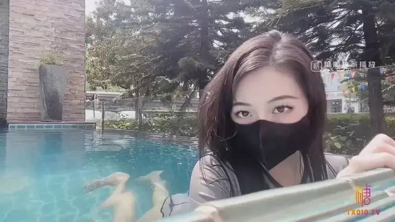 My girlfriend doesn’t take off her swimsuit and starts fucking her straight away