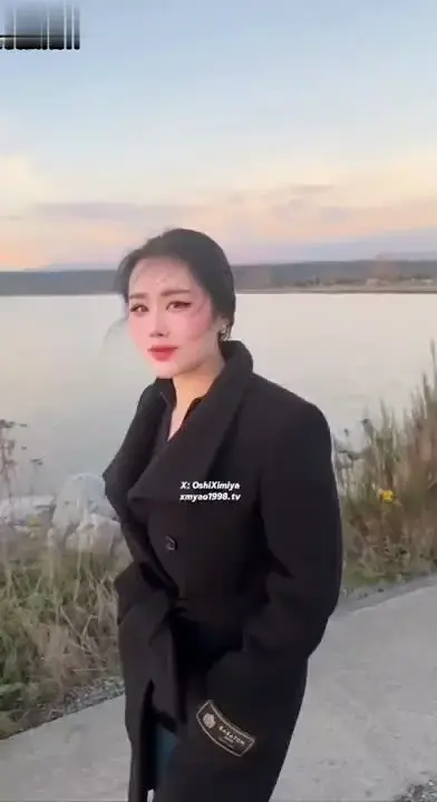 The scenery in the park is really great. I boldly exposed my oral sex in front of strangers. Finally, I couldn’t hold it in any longer and went straight to the beach to have sex.